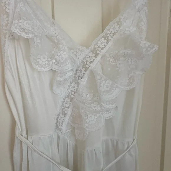 Queen’s Way Vintage 70’s White Lace Trim Nightgown Bright White - Picture 3 of 7